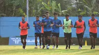 Pemain Arema masih latihan tanpa pelatih fisik dalam dua pekan ini. (Iwan Setiawan/Bola.com)