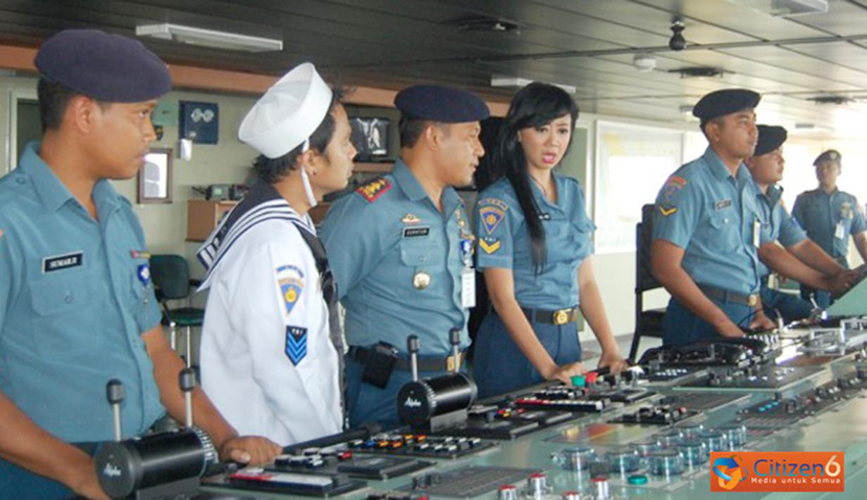 Citizen6, Jakarta: KRI Banda Aceh dijadikan tempat shooting tiga artis dalam program talk show salah satu televisi nasional, Kamis (8/11). (Pengirim: Kadispen Kolinlamil).