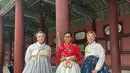Dalam kunjungannya itu, Sri Mulyani menyempatkan diri mengunjungi destinasi wisata favorit dunia, istana Gyeongbok. [Foto: IG/smindrawati]