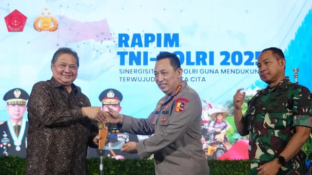 Menko Bidang Perekonomian Airlangga Hartarto memberikan arahan pada Rapat Pimpinan TNI-Polri Tahun 2025 bertema "Sinergisitas TNI-Polri Guna Mendukung Terwujudnya Asta Cita”. (Foto: ekon.go.id)
