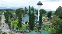 Setiap Jumat, peziarah yang datang ke makam Raja Hubulo Gobel di Gorontalo sering pulang membawa tanah di pusara. (Liputan6.com/Arfandi Ibrahim)