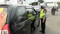 Tidak membayar pajak selama 2 tahun pengemudi motor menolak ditilang oleh polisi.