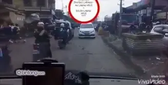 Pemilik akun facebook bernama Satria Mahendra, mengunggah video pengemudi mobil yang melawan arus namun justru dibela polisi. Update info (18/02) Menurut Kasatlantas Polres Bogor di ruas jalan depan pasar Cibinong memang diberlakukan contraflow, namu...
