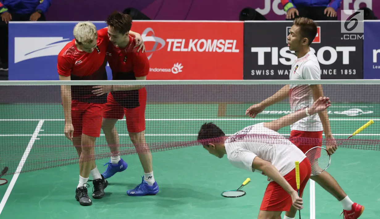 Ganda putra Indonesia, Kevin Sanjaya S/Marcus F Gideon merayakan kemenangan atas Fajar Alfian/M Rian Ardianto di Final Bulutangkis Asian Games 2018 di Istora GBK, Jakarta, Selasa (28/8). Kevin/Marcus unggul 2-1. (Liputan6.com/Helmi Fithriansyah)