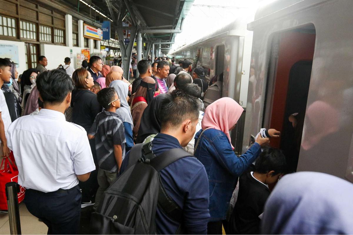 Stasiun Pasar Senen dipadati pemudik jelang Lebaran 2025