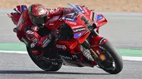 Pembalap Ducati Lenovo Team, Francesco Bagnaia, berhasil meraih podium juara MotoGP Thailand 2024 di Sirkuit Buriram, Minggu (27/10/2024) sore WIB. Pecco mampu unggul atas Jorge Martin yang finis di posisi kedua. (AP Photo/ Kittinun Rodsupan)