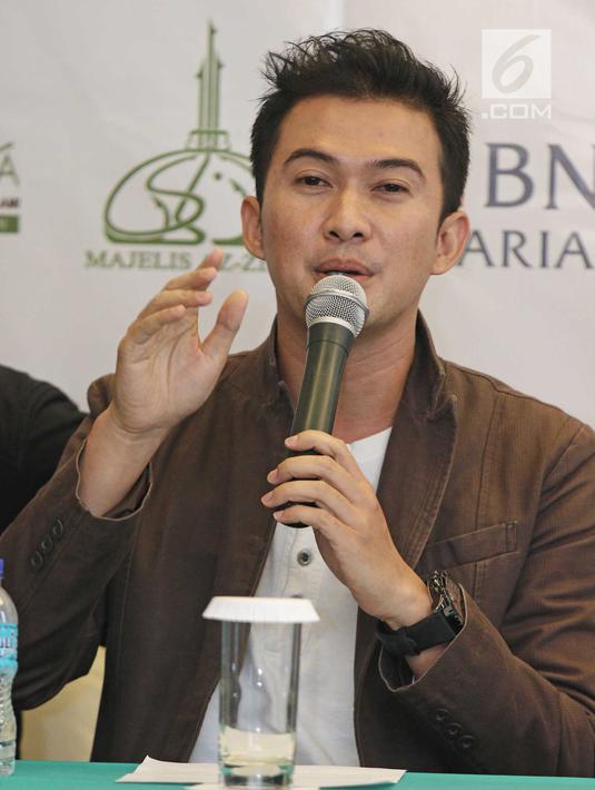 Aktor Mandala Shoji memberi keterangan saat penggalangan dana untuk Rohingya di kawasan Dharmawangsa, Jakarta, Senin (18/09). (Liputan6.com/Herman Zakharia)