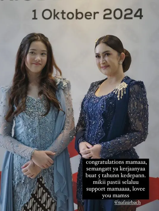 Nafa Urbach terlihat elegan kenakan kebaya brokat full payet warna biru navy. Penampilannya dipermanis dengan bros emas yang disematkan di panel depan kebayanya. [@nafaurbach].