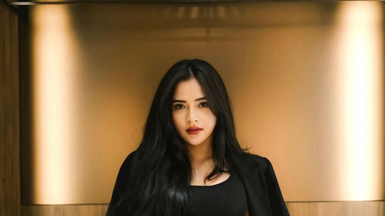 7 Potret Memikat Bella Bonita dalam Balutan Outfit Hitam Jadi Sorotan Netizen