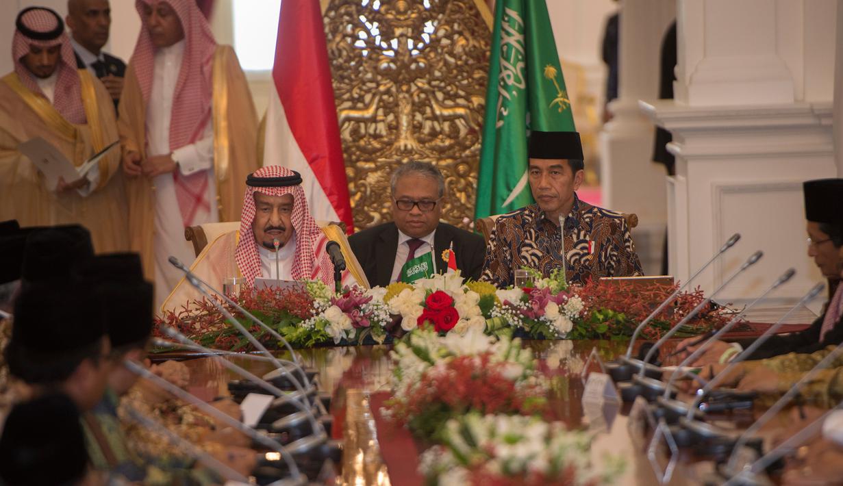 Presiden Joko Widodo (Jokowi) dan Raja Salman bin Abdulaziz al-Saud saat berdialog dengan sejumlah tokoh Islam di Istana Merdeka, Jakarta, Kamis (2/3). Raja Salman mendengarkan masukan dari sejumlah tokoh Islam. (Liputan6.com/Pool/Rosa Pangabean)
