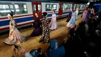 Sejumlah model berlenggang membawakan busana muslim khas Turki selama Istanbul Modest Fashion Week di stasiun kereta api Haydarpasa di Istanbul, Turki 13 Mei 2016. (REUTERS / Murad Sezer)