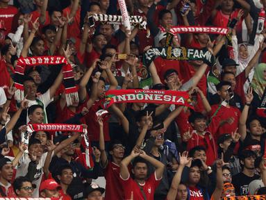 Suporter membentangkan syal saat merayakan kemenangan Timnas Indonesia U-19 atas Chinnese Taipei pada laga penyisihan Grup A Piala AFC U-19 2018 di Stadion GBK, Jakarta, Kamis (18/10). Indonesia unggul 3-1. (Liputan6.com/Helmi Fithriansyah)