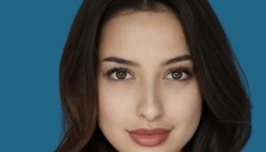 Jennifer Coppen foto dengan latar biru dengan makeup flawless. [@jennifercoppenreal20]