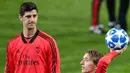Kiper Real Madrid, Thibaut Courtois (kiri) dan Luka Modric saat berlatih di Stadion Doosan Arena, Plzen, Republik Ceko, Selasa (6/11). Real Madrid akan menghadapi Viktoria Plzen di Stadion Doosan Arena. (AP Photo/Petr David Josek)