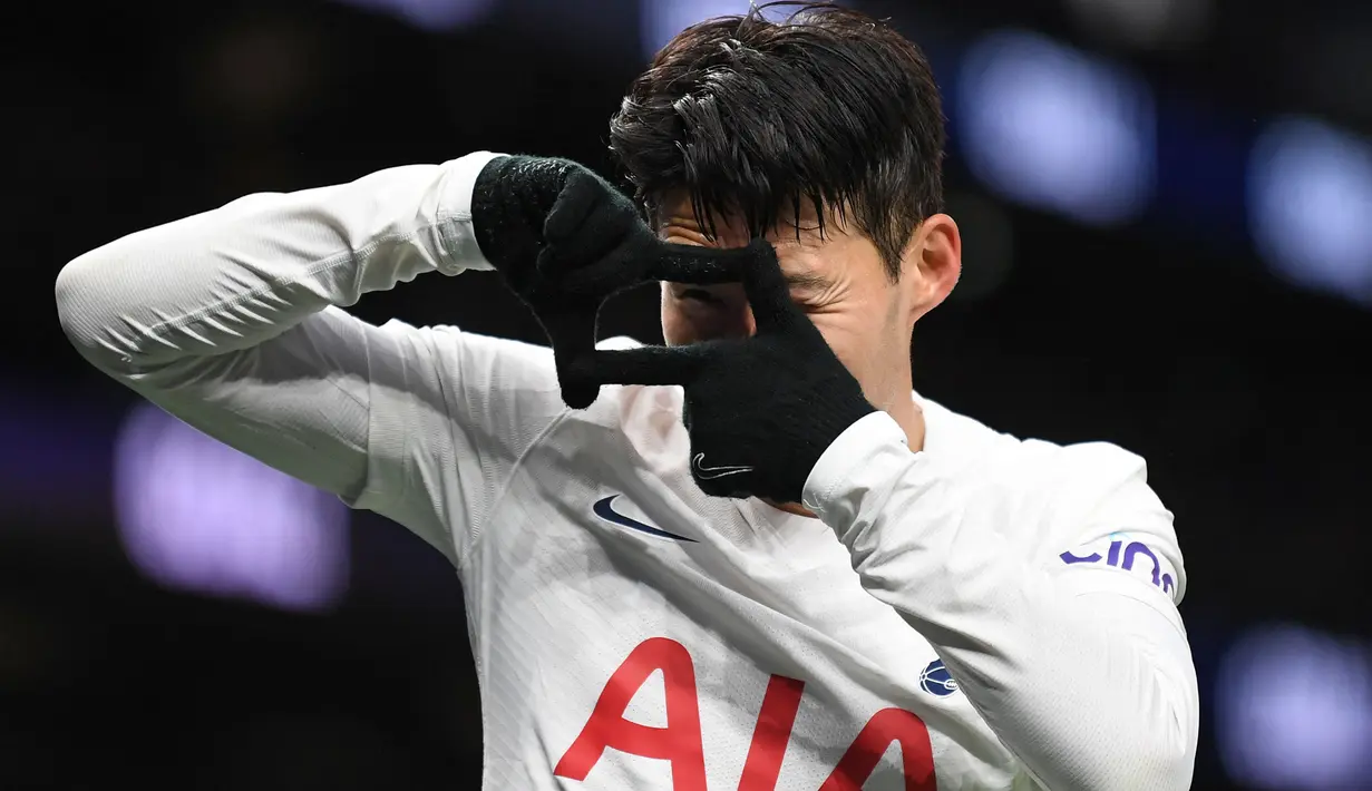 Son Heung-min yang kini tengah menjalani musim ke-9 bersama Tottenham Hotspur, menjadi pemain asal Korea Selatan ketiga yang pernah dinominasikan menjadi penerima penghargaan Ballon d'Or. Momen itu terjadi dua kali, yaitu pada edisi 2019 dan 2022. Pada 2019 ia dinominasikan karena mampu membawa Spurs ke final Liga Champions musim 2018/2019. Sementara pada 2022, ia dinominasikan atas prestasinya menyabet gelar top skor Premier League 2021/2022. (AFP/Daniel Leal)