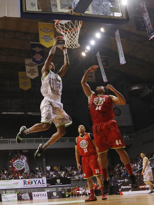 Pebasket Pelita Jaya, Chester Giles, berusaha memasukan bola saat laga IBL All Star di Britama Arena, Jakarta, Minggu (7/1/2018). Dirinya menjadi MVP IBL All Star setelah menorehkan 40 poin dan 10 rebound. (Bola.com/M Iqbal Ichsan)
