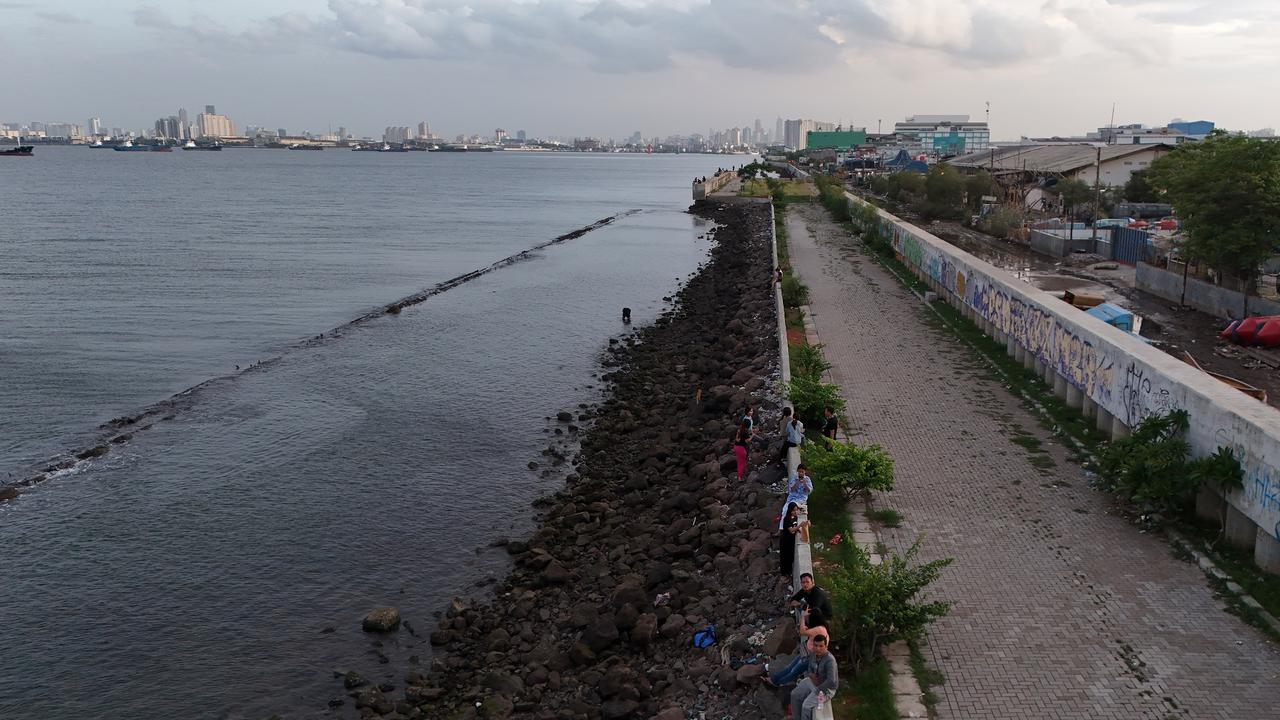 Penampakan Tangul Laut Raksasa di Utara Jakarta