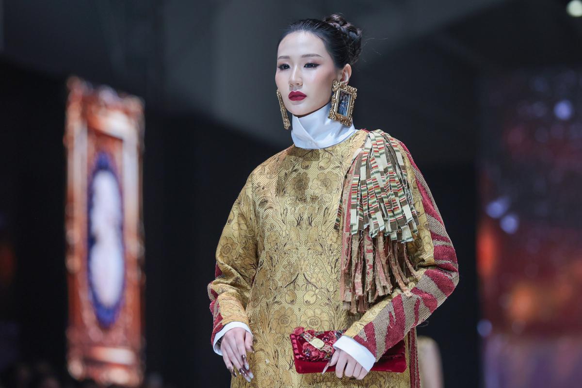 Ornamen Klasik dalam Balutan Busana Mewah