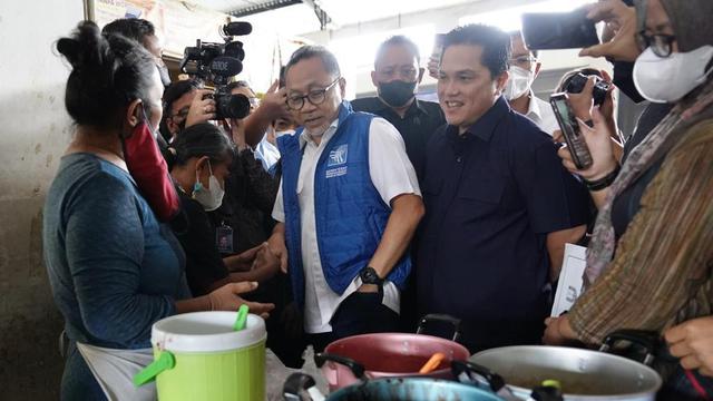Menteri BUMN Erick Thohir dan Menteri Perdagangan Zulkifli Hasan di Pasar Rasamala, Semarang, Jawa Tengah (Jateng), Jumat (2/12/2022)
