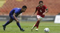 Gelandang Timnas Indonesia, Evan Dimas beraksi saat melawan Thailand di gelaran SEA Games 2017 yang berlangsung di Stadion Shah Alam, Malaysia (Bola.com/Vitalis Yogi Trisna)