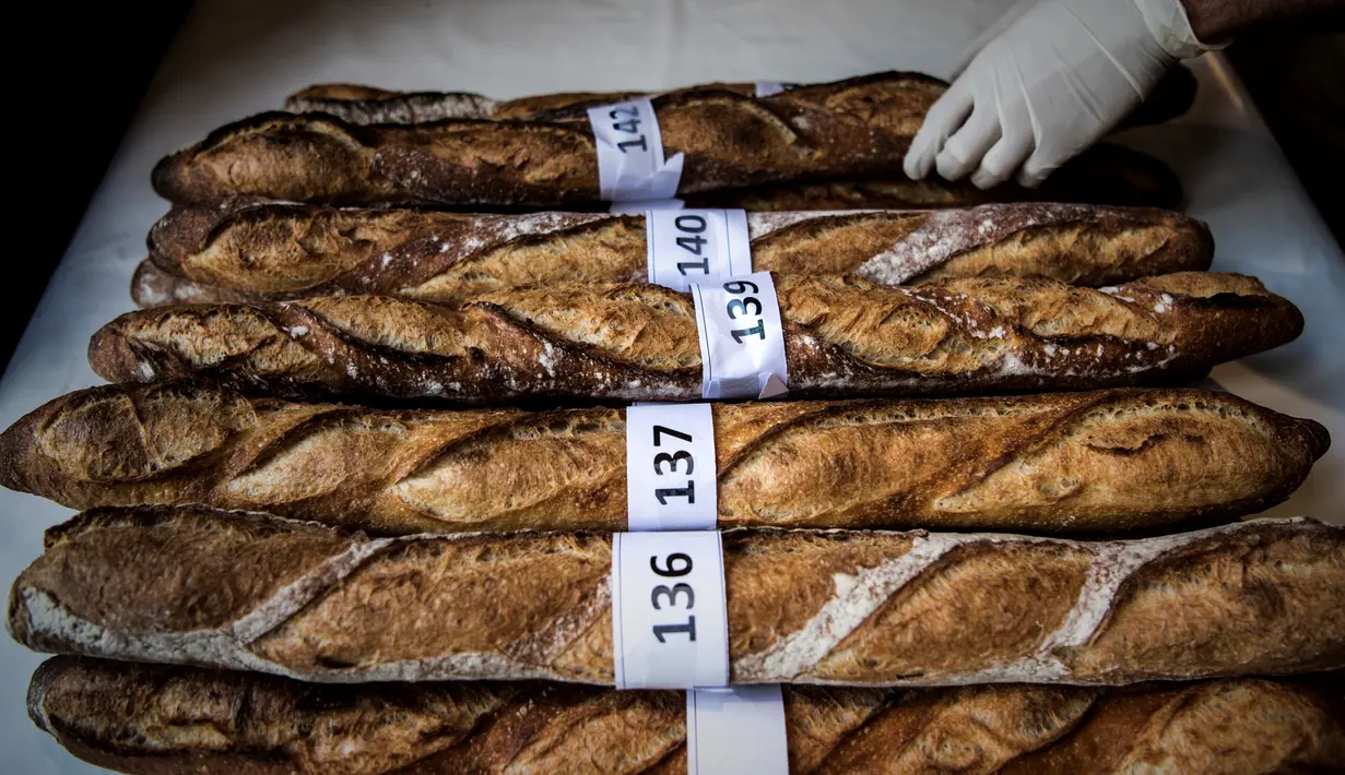 Sejumlah baguettes yang dilombakan di acara Grand Prierie Baguette Paris di Paris, Prancis, Senin (17/4). Roti ini menjadi simbol budaya di Prancis selain anggur wine dan keju. (AFP PHOTO / PHILIPPE LOPEZ)