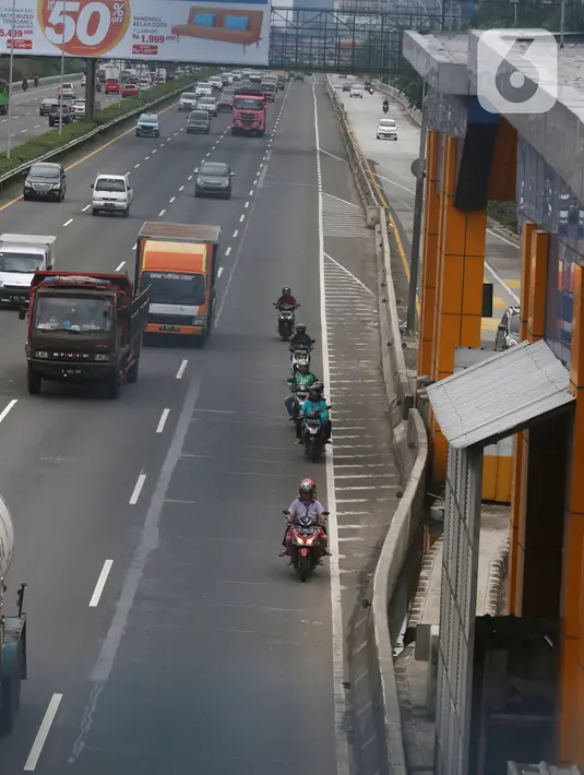Sejumlah sepeda motor melintasi Tol Karang Tengah, Tangerang, Banten, Kamis (2/1/2020). Pengendara sepeda motor masih diperbolehkan melintasi tol untuk menghindari ruas jalan yang terendam banjir di beberapa wilayah Jabodetabek. (Liputan6.com/Angga Yuniar)