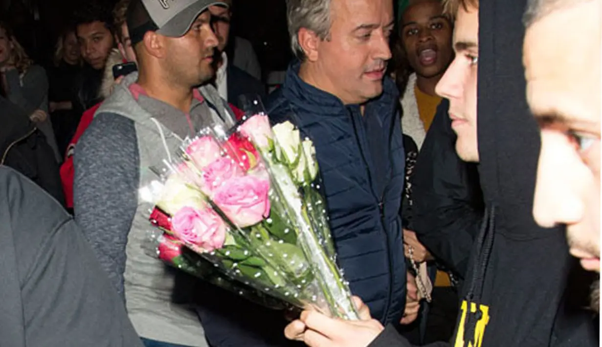 Beberapa kali dikabarkan memiliki perseturuan dengan penggemarnya, nampaknya kali ini Justin ingin berdamai dan meminta dukungan pada Belieber dengan memberikan setangkai mawar. (doc.Hollywoodlife.com)