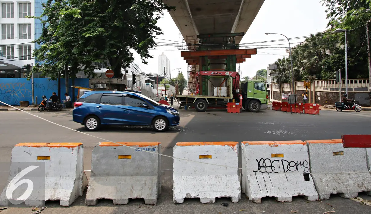 Sebuah kendaraan melintas dikawasan Permata Hijau-Patal Senayan yang ditutup, Jakarta, Selasa (3/11). Penutupan dilakukan karena adanya pekerjaan jalur atas fly over yang nantinya juga akan dilakukan secara permanen. (Liputan6.com/Immanuel Antonius)