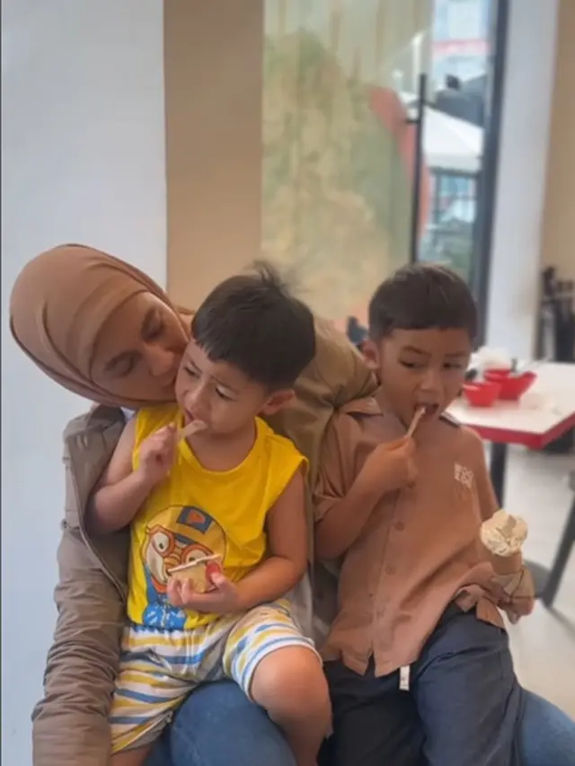 6 Potret Paula Verhoeven Peluk Cium Anaknya Sebelum Terpisah 6 Bulan, Pasrah dengan Keputusan Pengadilan