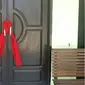 Pintu Kantor Petrogas diberi kain merah dan dipalang pemilik ulayat tanah KM16, Suku Moi Sorong. (KabarPapua.co/Veydaody)