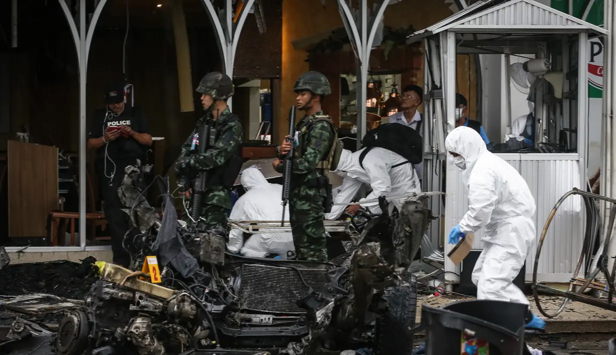 Tentara Thailand melakukan olah tempat kejadian perkara (TKP) ledakan bom mobil di sebuah supermarket di Kota Pattani, Thailand, Rabu (10/5). (AFP Photo/Tuwaedaniya Meringing)