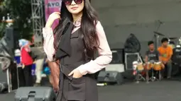 Fitri Carlina pada 2014 memutuskan untuk melepas masa lajangnya. Ia resmi dipersunting seorang pilot bernama Hendra Sumendap. (Liputan6.com/IG/@fitricarlina)