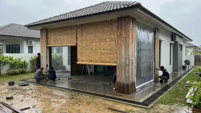 Ilustrasi Pemasangan Tirai, Solusi Teras Rumah Becek Saat Musim Hujan/Gemini AI