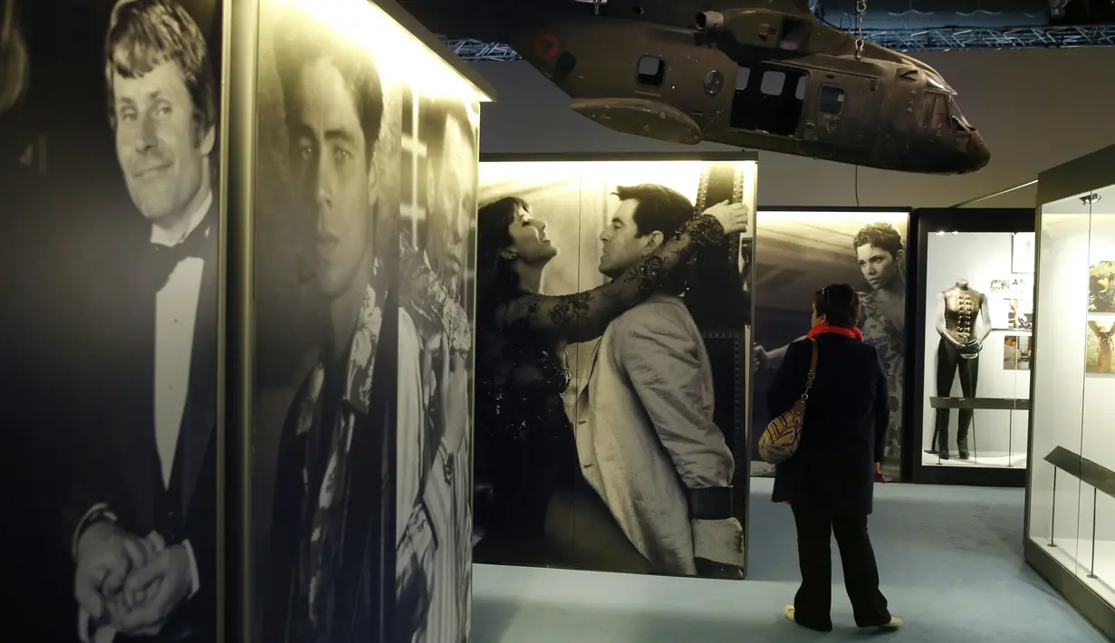 Seorang pengunjung mengunjungi pameran yang didedikasikan untuk James Bond di aula utama Grande Halle de la Villette, Paris, Rabu (13/4). Pameran ini menyajikan lebih dari 500 benda asli yang berkaitan dengan karakter yang terkenal. (PATRICK Kovarik/AFP)