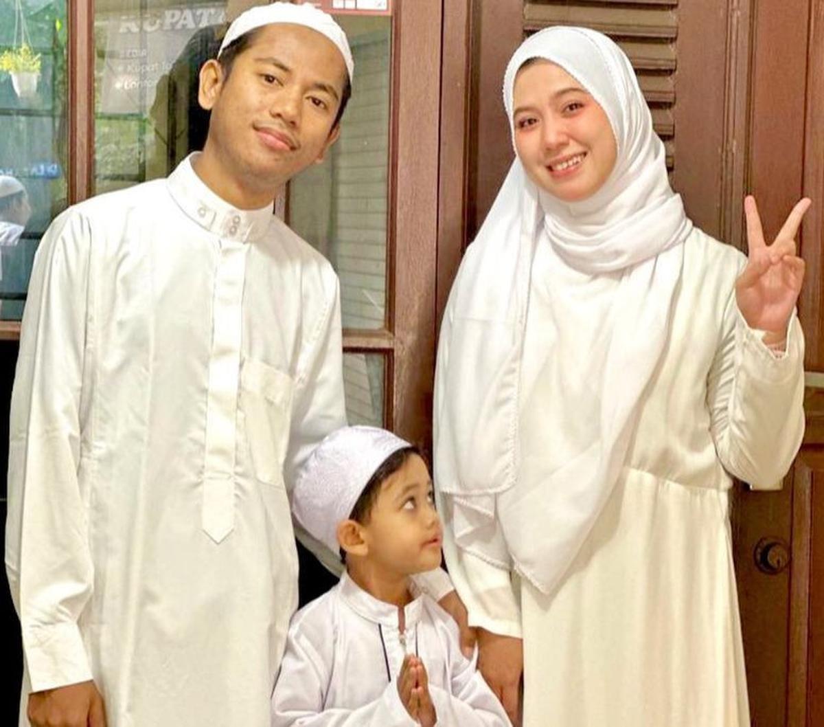 "Cinta, karena kan Yasir juga sebelum nikah juga sebaik itu," ungkap Riri dibeberapa wawancaranya ketika ditanya alasan tetap bertahan dengan Yassir.