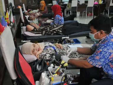 Sejumlah karyawan kementerian luar negeri melakukan aksi donor darah di ruang rapat BPPK Kemenlu, Jakarta, Jumat (24/7/15). Aksi donor darah tersebut menyambut hari kemerdekaan Indonesia pada tanggal 17 Agustus nanti. (Liputan6.com/Herman Zakharia)