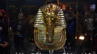 Topeng emas Raja Tutankhamun diperlihatkan di museum Mesir di Kairo, Rabu (16/12). Topeng bersejarah yang berusia 3.300 tahun itu ditunjukkan kepada wartawan setelah sebelumnya lebih dari dua bulan diperbaiki di bagian jenggotnya. (AFP/MOHAMED EL-SHAHED)