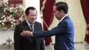 Presiden  Joko Widodo menyambut Perdana Menteri Kamboja Hun Sen di Istana Merdeka, Minggu (20/10/2019). Raja Eswatini, Mswati III beserta istrinya, Siphelele Mashwama menjadi kepala negara kelima yang bertemu Jokowi. (AP Photo/Dita Alangkara)