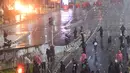 Pengunjuk rasa membubarkan diri dengan berjalan kaki di Jalan Jenderal Sudirman ke arah Blok M dan ke Jalan Gatot Subroto, Jakarta. (merdeka.com/Arie Basuki)