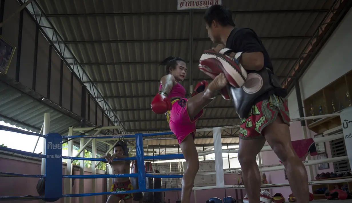 Petinju Muay Thai Nong Rose melakukan tendangan saat berlatih di provinsi Chachoengsao, Thailand (15/12). Nong Rose akan menjadi petinju Muay Thai transgender pertama yang bertanding di Prancis. (AFP Photo)