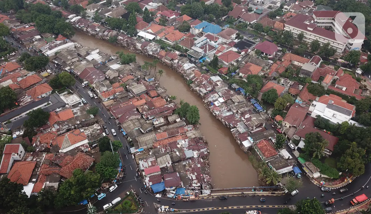 Foto udara suasana Sungai Ciliwung yang diapit pemukiman padat penduduk di kawasan Manggarai, Jakarta, Selasa (7/1/2020). Pemprov DKI Jakarta menyiapkan anggaran Rp 600 miliar untuk pembebasan 118 bidang lahan proyek normalisasi Sungai Ciliwung pada tahun 2020.(Liputan6.com/Immanuel Antonius)
