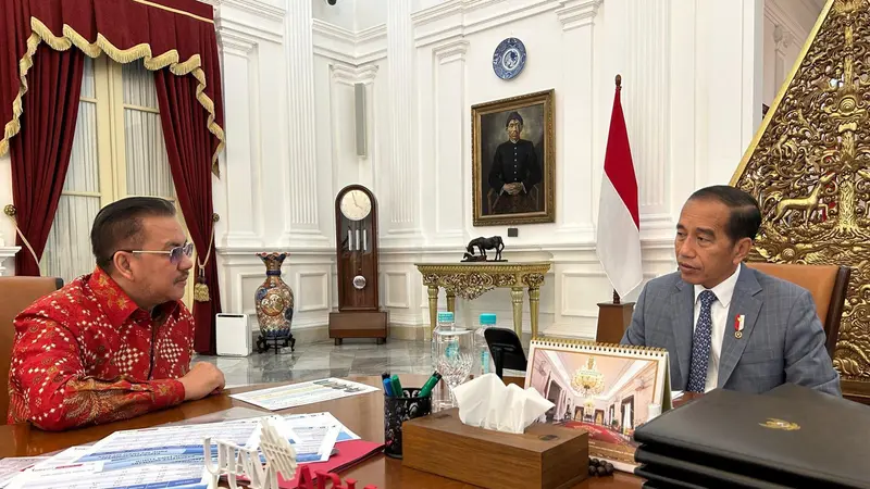 Pendiri Lingkaran Survei Indonesia (LSI) Denny JA berdiskusi empat mata dengan Presiden Joko Widodo atau Jokowi (@dennyja_world)