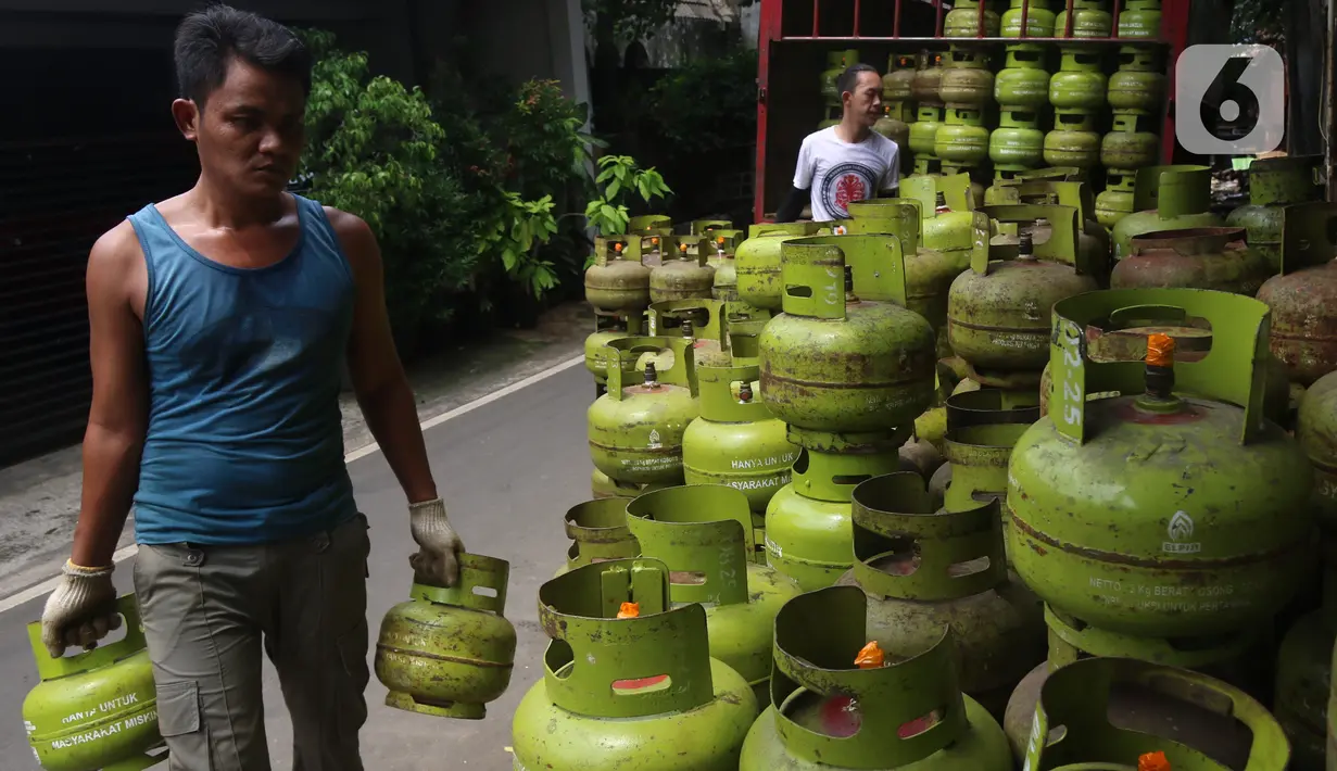 Pekerja membawa tabung gas LPG 3 kilogram (kg) di Jakarta, Rabu (16/12/2020). Kenaikan gas elpiji 3 kg pada 2021 tersebut dengan mempertimbangkan kebutuhan gas yang terus meningkat terutama di masa pandemi Virus Corona. (Liputan6.com/Angga Yuniar)