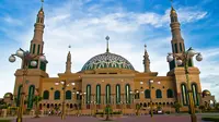 Masjid Islamic Center Samarinda di Kalimantan Timur menjadi salah satu masjid termegah di Indonesia setelah Masjid Istiqlal. Sorotan lampu pada malam hari membuat masjid ini terlihat semakin cantik. (Istimewa)