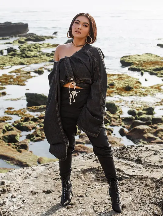 "Semua proses pengobatan kemoterapi yang masih belum selesai, ada periode waktu ke depan yang masih harus kita jalani. Saya percaya bahwa kesembuhan semua itu di tangan Allah," paparnya. (Instagram/denadaindonesia)