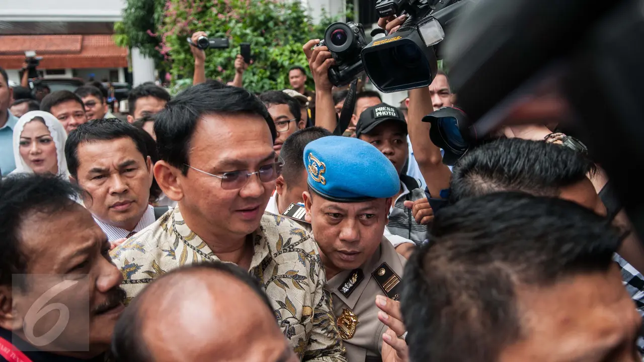 20161201-Ahok Diserahkan Penyidik ke Kejagung-Jakarta