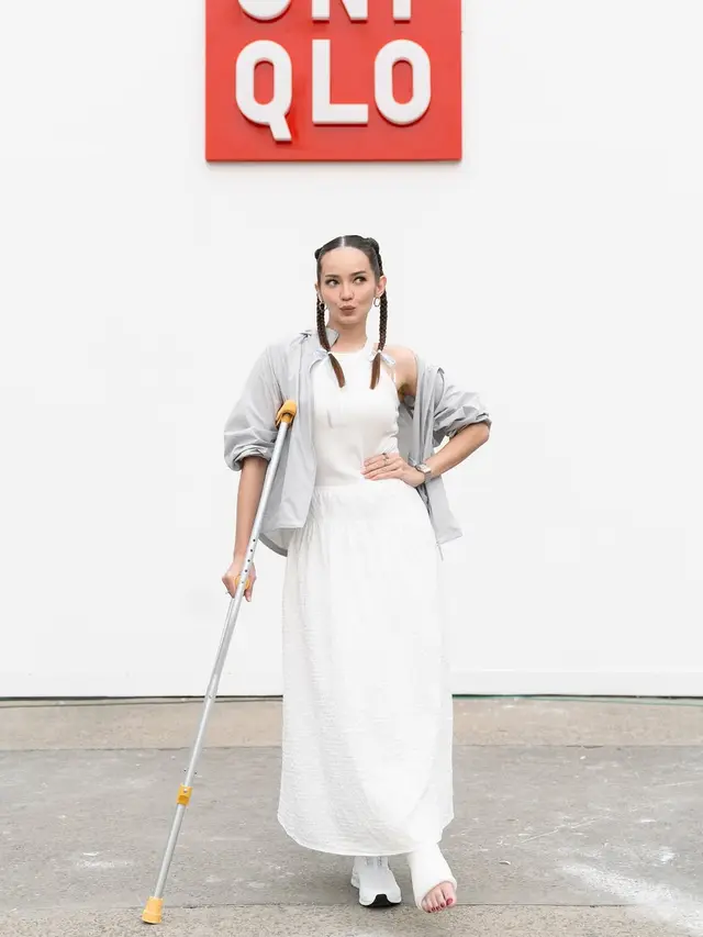 Gaya Sporty Feminin Enzy Storia, Tetap On Point Meski Kaki Cedera