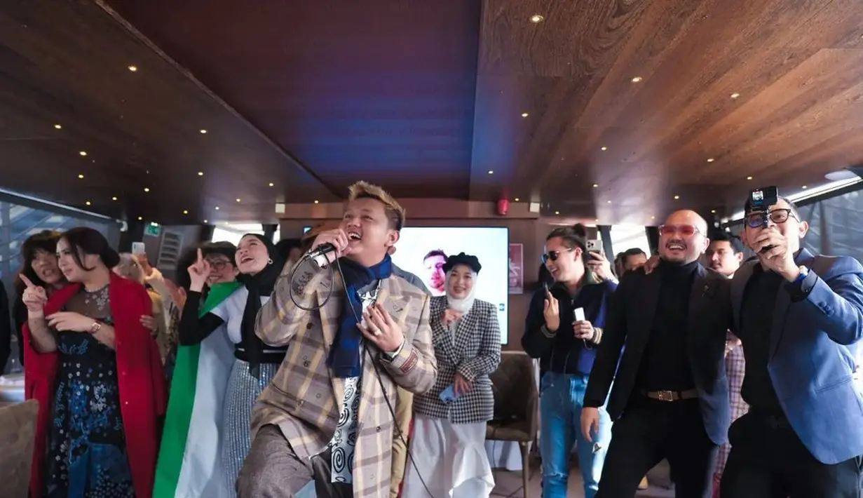 Membawakan sejumlah tembang andalan termasuk Los Dol, Denny sukses menggoyang Prancis dengan lantunan syair galaunya. (Sumber: Instagram/denny_caknan)