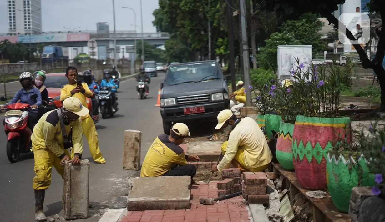 Petugas Bina Marga memerlebar saluran air di Jalan TB Simatupang di kawasan Cilandak, Jakarta, Kamis (22/10/2020). Hal tersebut dilakukan guna memaksimalkan fungsi sistem drainase agar tidak terjadi genangan air saat menghadapi musim hujan. (Liputan6.com/Immanuel Antonius)