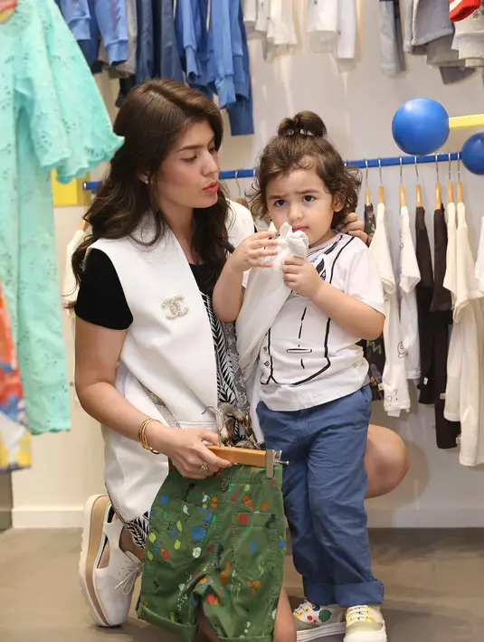 "Dulu sih suka-suka saja. Cuma ke sini-sini kayak kesal lagi main diganggu terus. Tiap ada yang mengajak foto pasti teriak dan marah. Kasihan anak umur 2 tahun, biarin dia main saja," lanjut Carrisa. (Nurwahyunan/Bintang.com)